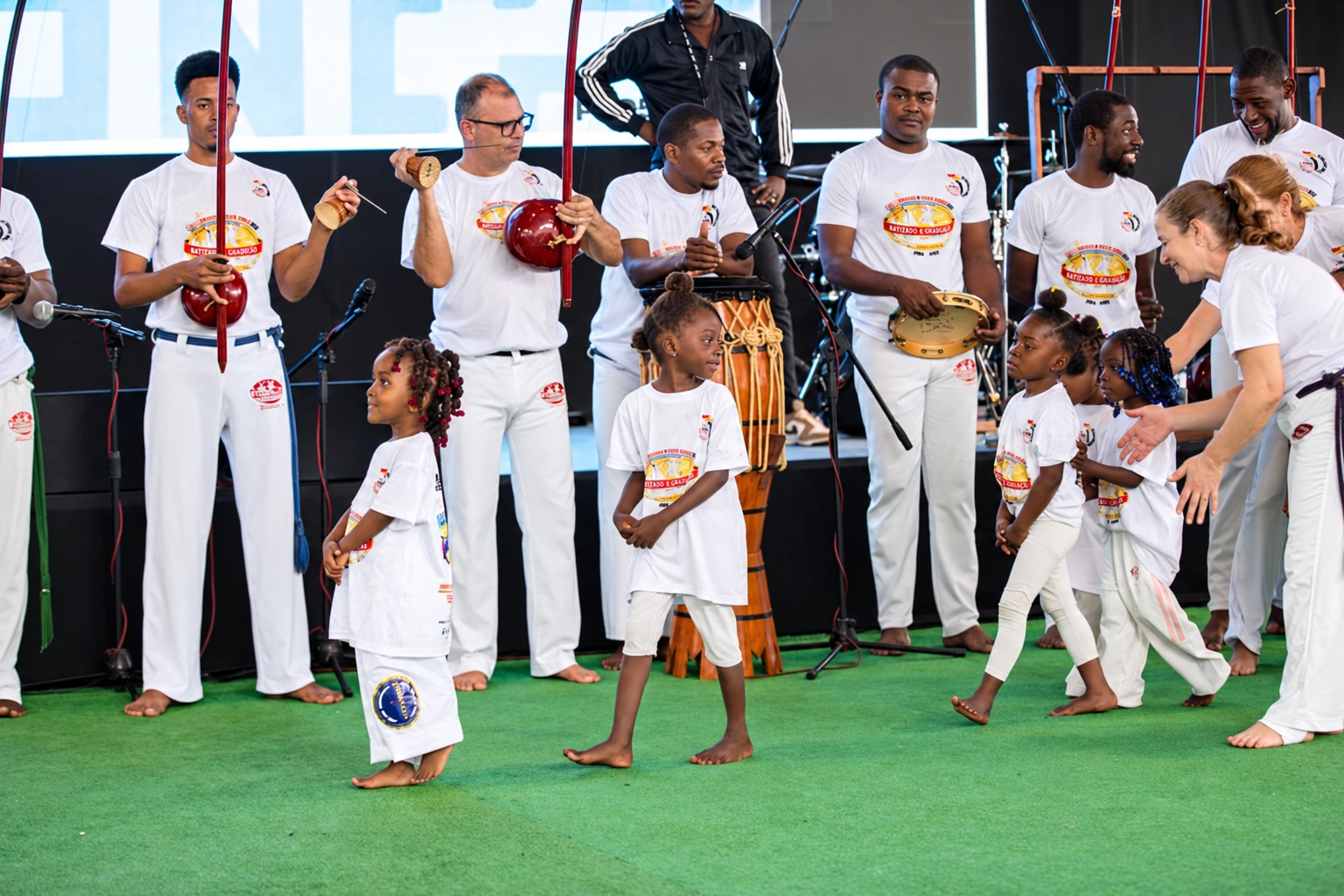 Versão tratada com IA de uma fotografia da celebração de capoeira do 5R